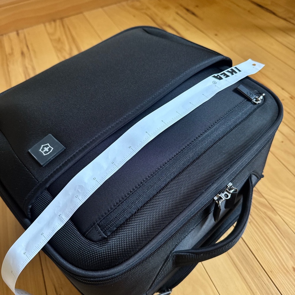 Victorinox Avolve 2.0 15” Carry On Overnight Spinner Suitcase - Picture 11 of 14
